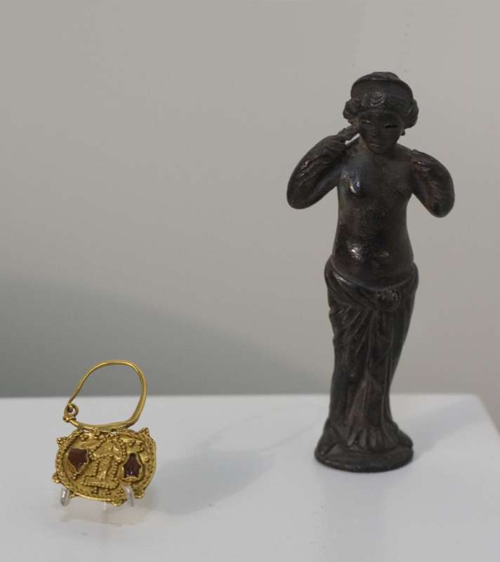 Statuette and earring of Aphrodite